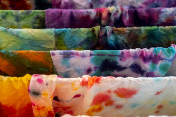 Kolorowe tkaniny, farbowany materiał, farby, kolory © Follow the Sun