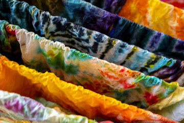 Kolorowe tkaniny, farbowany materiał, farby, kolory © Follow the Sun