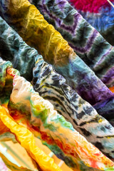 Kolorowe tkaniny, farbowany materiał, farby, kolory © Follow the Sun