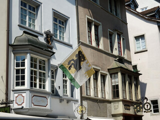 dans les rues de schaffhausen et leurs maisons avec oriel