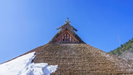 美山かやぶきの里で見た青空に映える日本の伝統的な茅葺き屋根と残雪の風景 © Scott Mirror