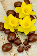 Uova di Pasqua di cioccolato con fiori di narciso