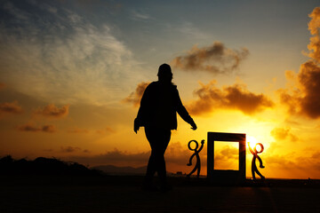 Obraz premium Silhouette of people during sunrise at Mersing Beach
