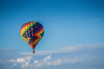 Fototapeta premium A colorful hot air balloon is floating in the sky