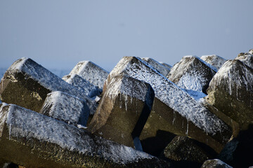 凍りついたテトラポット