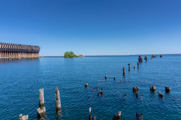 Naklejka premium A body of water with a pier in the background