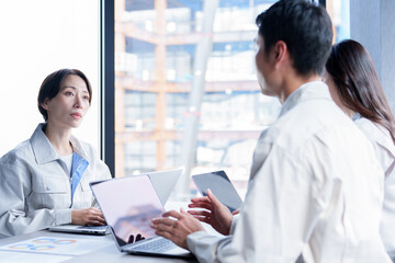 Obraz premium エンジニア 作業員 ミーティング 会議