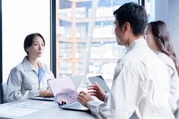 Fototapeta premium エンジニア 作業員 ミーティング 会議