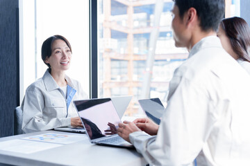 Obraz premium エンジニア 作業員 ミーティング 会議