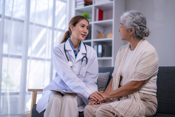 Obraz premium Doctor consulting and supporting elderly patient at home