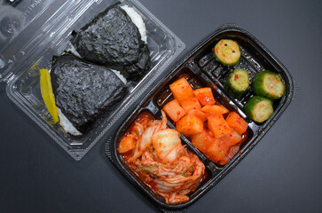 おにぎりとキムチセットで行楽気分