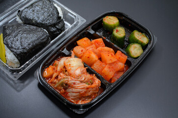 おにぎりとキムチセットで行楽気分