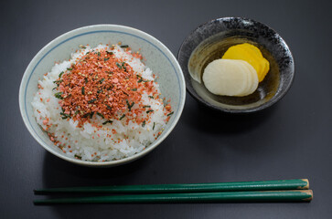 たらこふりかけご飯をべったら漬けとたくあんで食べる