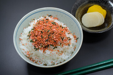 たらこふりかけご飯をべったら漬けとたくあんで食べる