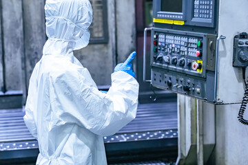 工場、作業員、機械、操作、操作盤、コントロールパネル、装置、半導体、製造業、防護服、防塵服、仕事、産業、工業、モノづくり、メーカー、エンジニア、人材、働く、薬品、化学、女性、日本人、メンテナンス、点検、管理、検査、整備、安全、保守、確認、チェック、クリーンルーム、白衣、食品、衛生、清掃、洗浄、梱包、包装、物流、倉庫、制御盤、機材、テクノロジー、DX、マシンオペレーター、工作機械、制御、人物 © metamorworks