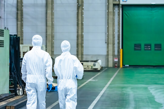 工場、歩く、防護服、防塵服、作業員、エンジニア、清掃、食品、製造業、産業、仕事、機械、洗浄、検査、点検、メンテナンス、保守、男性、白衣、科学、装置、作業服、研究、実験、女性、屋内、室内、視察、見学、生産、製造、ライン、フード、給食センター、メーカー、加工、衛生、消毒、品質管理、設備、包装、検品、倉庫、安全、基準、調理、HACCP、背中、後ろ姿、人物