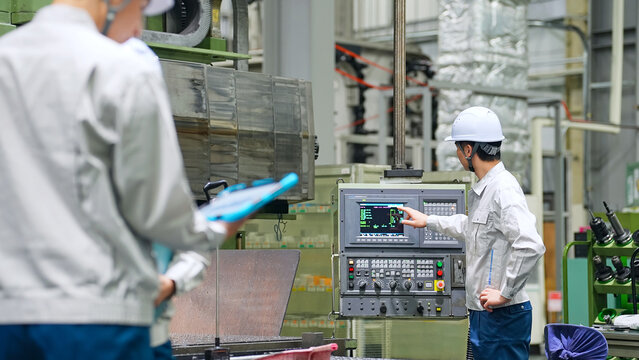 工場で働く作業員グループ