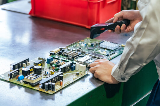 基板、ハンディターミナル、管理、システム、スキャン、RFID、ICタグ、バーコード、リーダー、電子部品、製品、工場、修理、製造業、パーツ、IC、タグ、スキャナー、ハンディ、バーコードリーダー、ポカよけ、ピッキング、棚卸し、入出庫、ラベル、仕分け、トレーサビリティ、追跡、検品、品質管理、商品、男性、日本人、作業員、スタッフ、作業服、部品、機械、組み立て、IoT、検査、点検、生産、ライン、DX、識別、