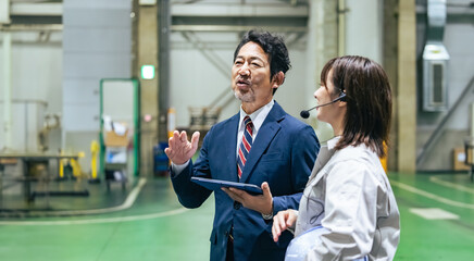 工場、見学、案内、視察、ヘッドセット、マイク、説明、ガイド、製造業、作業員、オペレーター、訪問、取引、笑顔、営業、広報、ビジネスマン、安全、ビジネスパーソン、女性、注文、顧客、取引先、クライアント、男性、業務、提携、協力、人材、企業、グループ、チームワーク、仕事、職場、機械、加工、中小企業、下請け、産業、工業、モノづくり、メーカー、エンジニア、日本人、現場、従業員、スタッフ、社長、人物 © metamorworks
