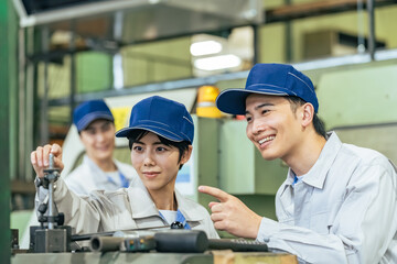 工場で機械を操作する作業員グループ