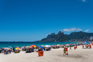 Obraz premium Ipanema and Leblon beaches shine on a clear blue day, with turquoise sea and a vibrant atmosphere, revealing one of the most striking landscapes on the Rio de Janeiro coast.
