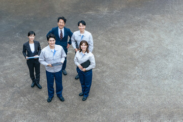 屋外に並ぶ会社従業員の集合写真