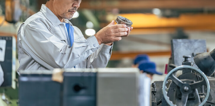 工場、製造業、検品、加工、金属、作業員、研磨、ベアリング、部品、削り出し、切削、ミドルエイジ、職人、町工場、産業、工業、モノづくり、メーカー、エンジニア、人材、仕事、働く、作業服、従業員、スタッフ、労働者、職場、現場、中小企業、日本人、男性、検査、点検、機械、パーツ、メタル、メカニック、精密、工作、こだわり、チェック、確認、技術力、金型、製作所、ベテラン、納期、コストダウン、工程、人物