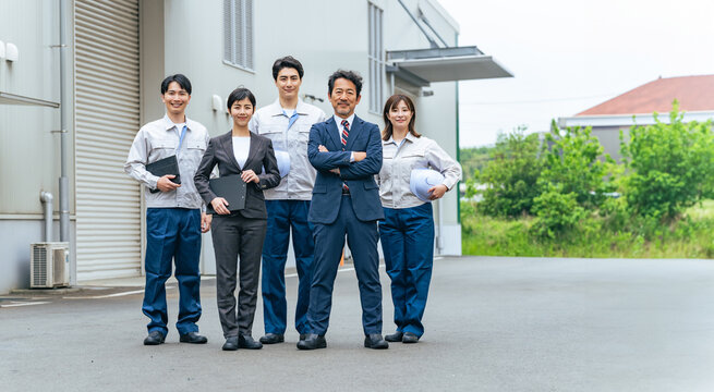 チームワーク、スタッフ、会社員、従業員、作業員、エンジニア、経営、団結、建設、工場、製造業、倉庫、産業、工業、モノづくり、メーカー、メカニック、人材、仕事、働く、作業服、労働者、工員、職人、職場、現場、中小企業、女性、日本人、男性、自信、挑戦、チャレンジ、目標、集合写真、安全、経営者、社長、営業、ビジネスパーソン、ビジネスマン、物流、ゼネコン、デベロッパー、スキル、キャリア、グループ、仲間、人物
