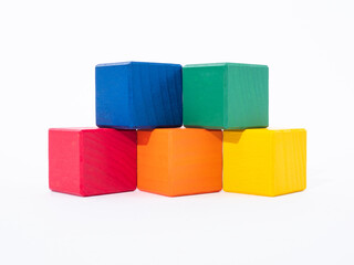 カラフルな木製キューブブロック 白背景の知育玩具と形のイメージ