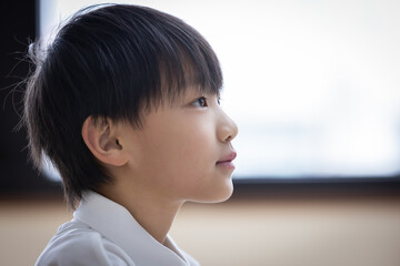 真剣な眼差しの小学生	