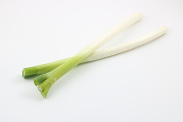 白い背景に並ぶ新鮮な2本の白ネギ