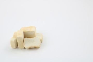 白背景に映える高品質なすき焼き用の麩の束