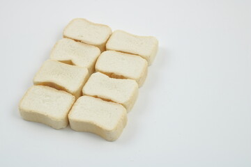 すき焼き用の麩が白背景に並ぶシンプルな写真