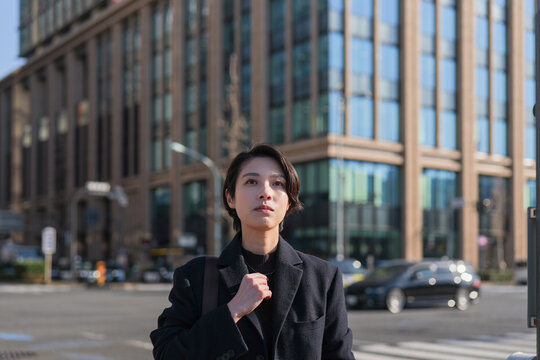 真剣な表情で前を見つめる丸の内のビジネスウーマン