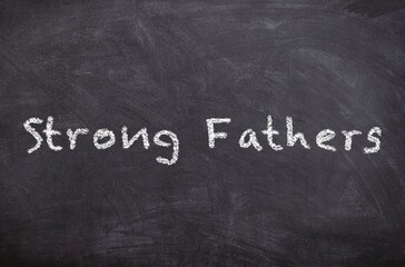 Obraz premium Strong fathers is written on a blackboard