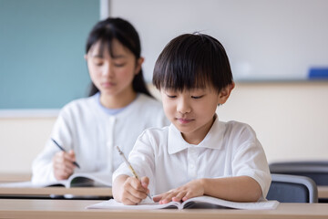 真剣に学習する子ども	