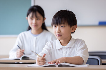 真剣に学習する子ども	