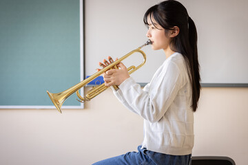 トランペットを吹く小学生	
