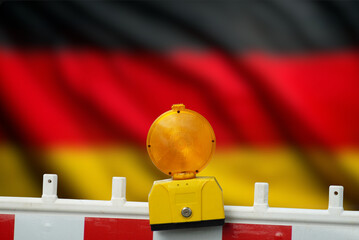 Flagge von Deutschland und Baustellenabsperrung als Symbol für den Umbau, Reformen und Erneuerung 