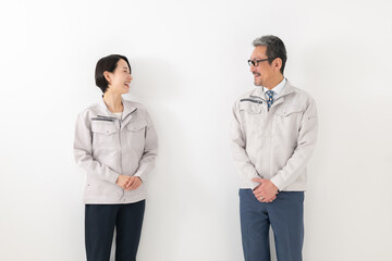 Fototapeta premium 作業服を着た男女