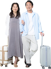 バカンスや旅行を楽しい歩くスーツケースを持つ、50代のシニア夫婦　お出かけや国内の旅行や海外旅行などのイメージの背景透明切り抜きの全身　カメラ目線