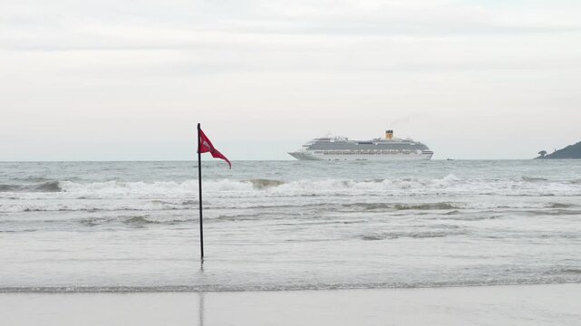 Red flag warns of dangerous waters near cruise ship in Atalaia, Brazil