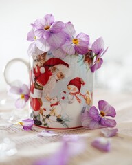 サンタさんのカップとビオラの花