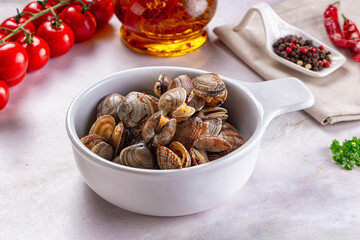 Steamed vongole clams with spices © Andrei Starostin