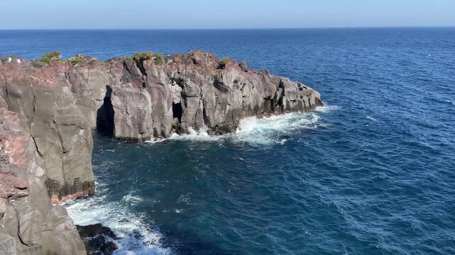 城ヶ崎海岸、門脇つり橋より望む伊豆半島東岸の断崖、つばくろ島
