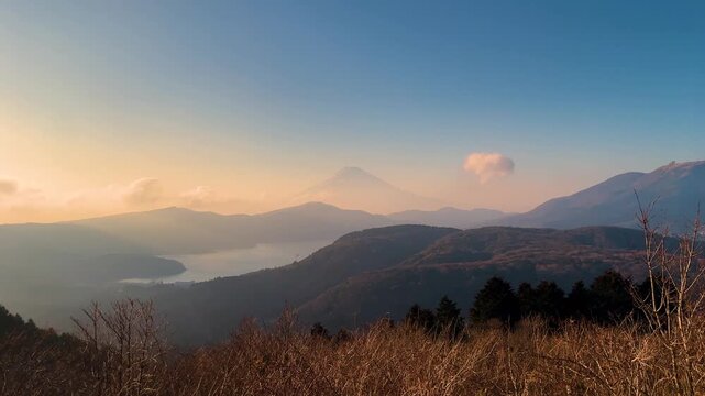 富士山と芦ノ湖の夕景、大観山展望台より望む