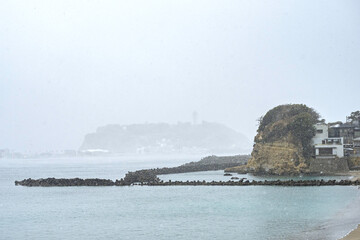 冬の鎌倉、小動（こゆるぎ）の海岸、吹雪で霞む江ノ島