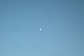 青空に浮かぶ昼間の白い月