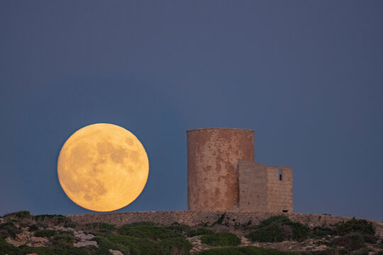 Salida de luna, en Menorca, Illes Balears