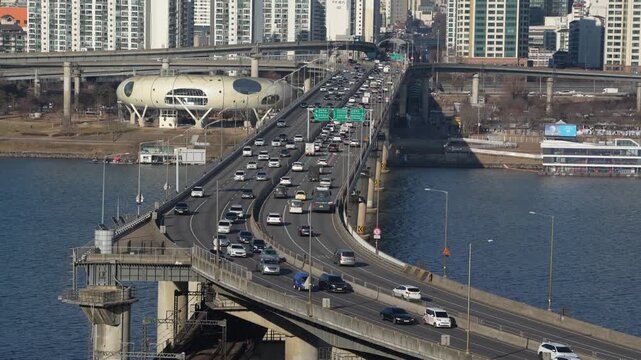 청담대교의 복잡한 교통 흐름과 독특한 자벌레 모양의 뚝섬유원지 건축물
